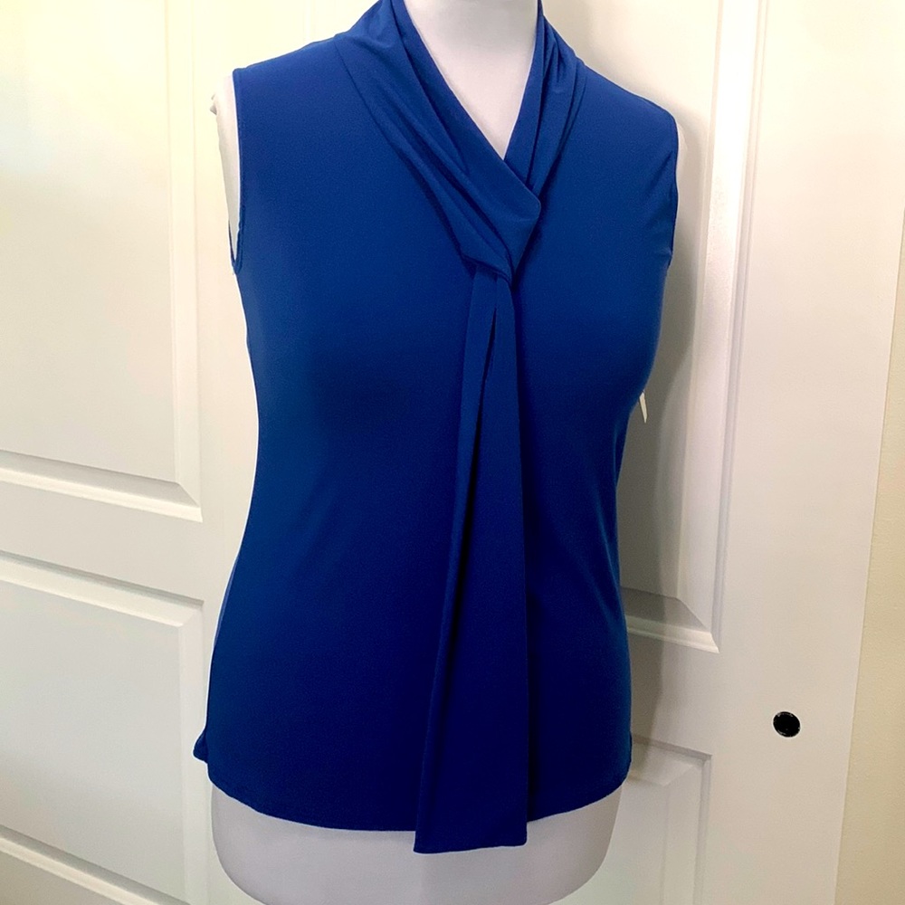 SLEEVELESS BLUE TOP